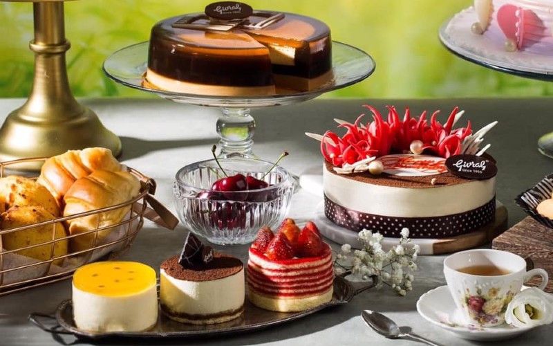 banh kem givral voi lop kem min va trai cay tuoi o tan binh